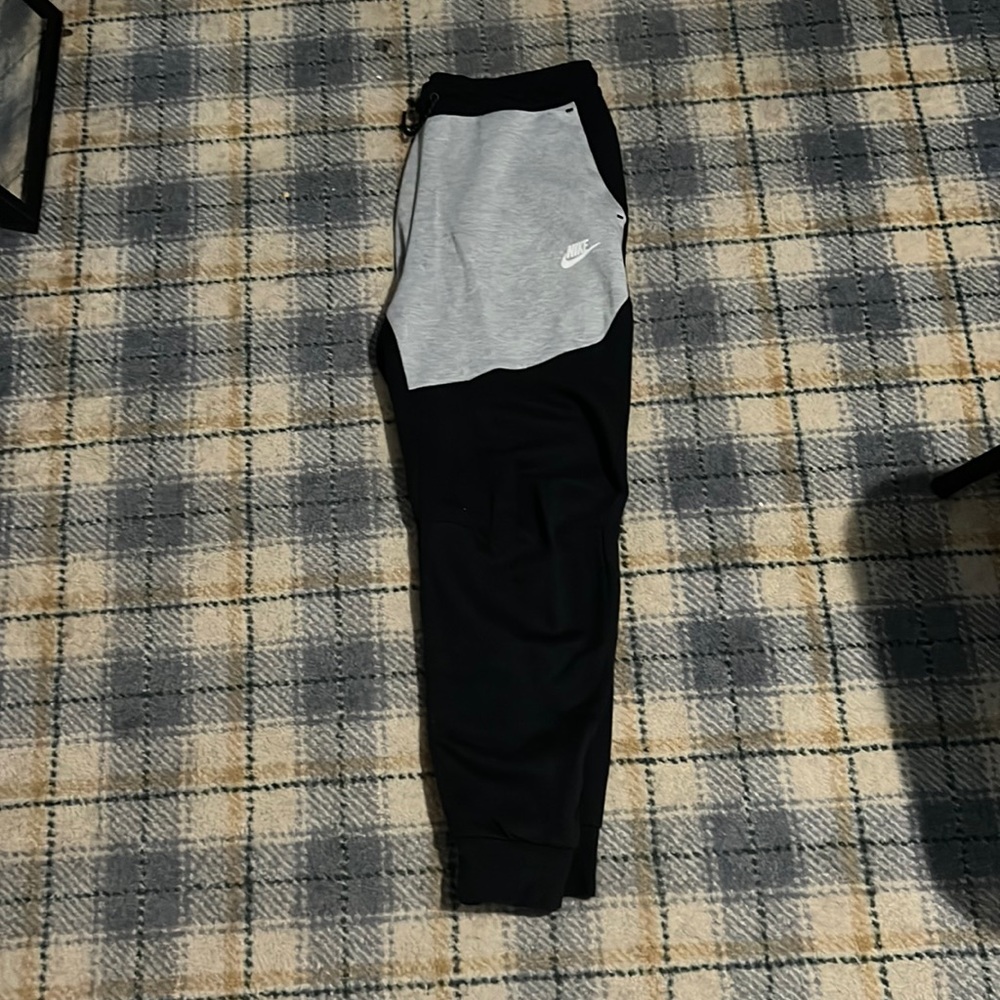 Mens nike tech pants. Black and grey